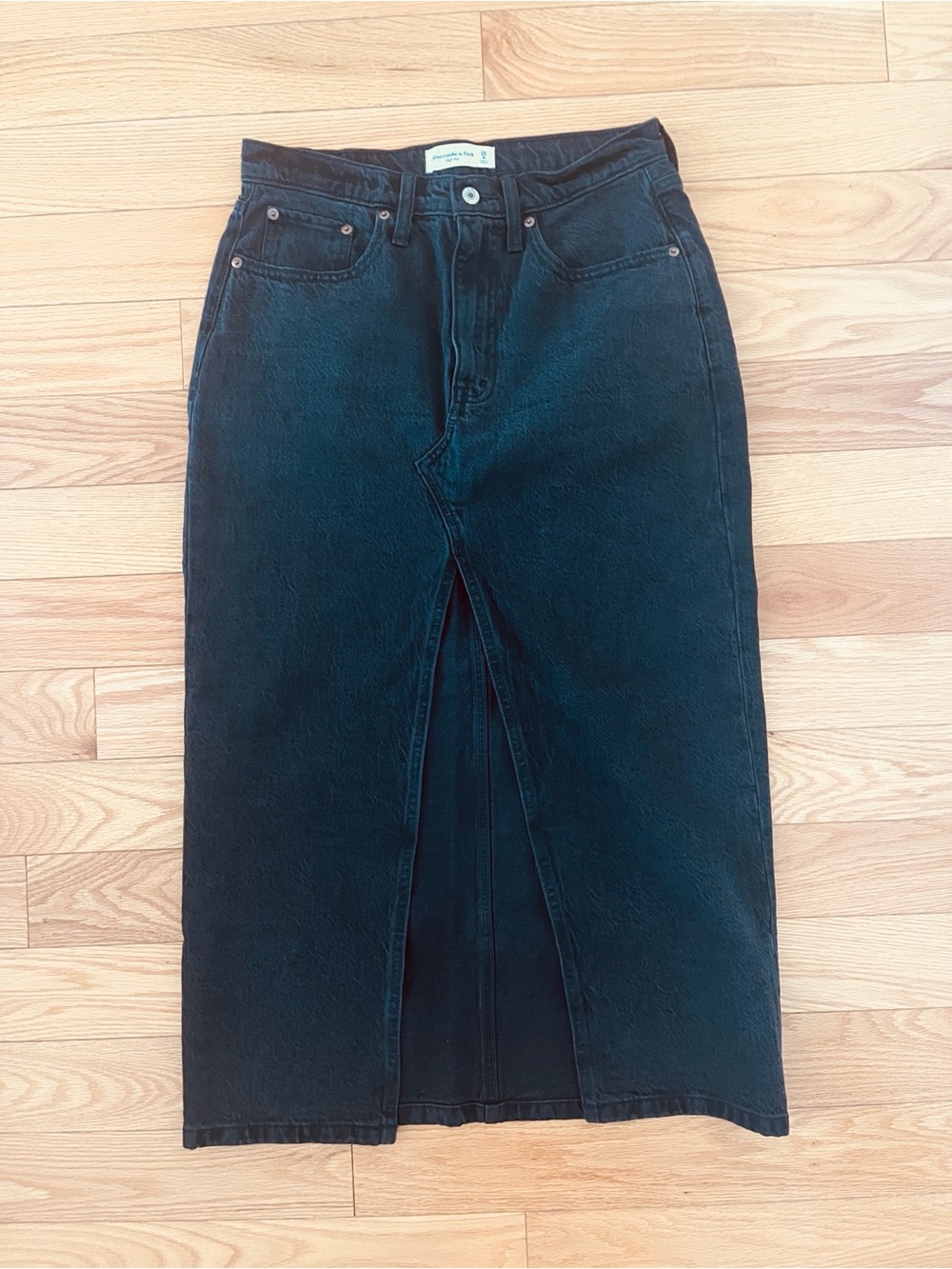 High-Waist Black Denim Midi Skirt with Front Slit Abercrombie & fitch size 28